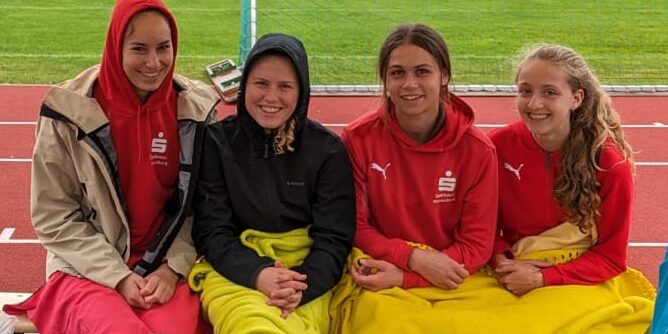 Stabhochspringerinnen In Der Regenpause