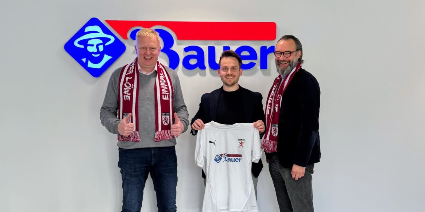 Bauer Vertragsverlängerung Martin Humfeldt (COO) Und Tim Schwertner (CCO) In Der Mitte Mit Abteilungsleiter Kevin Klammer